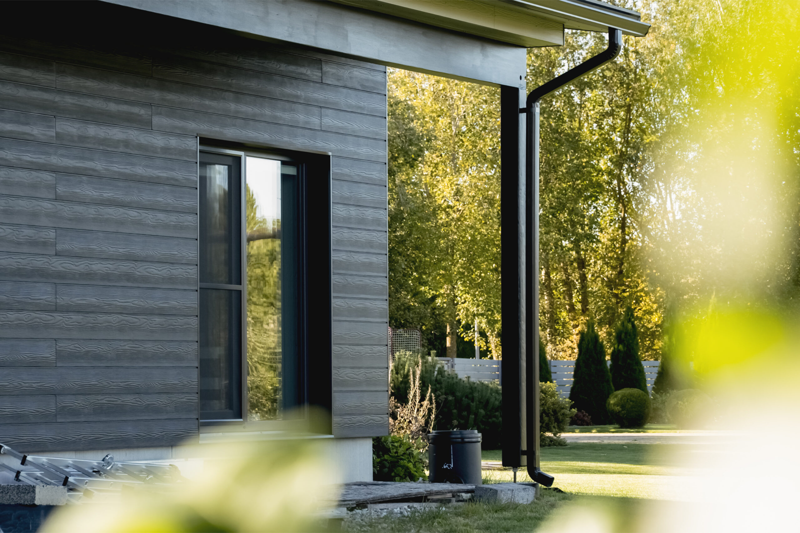 Cedral referents - hall fassaad aknaga